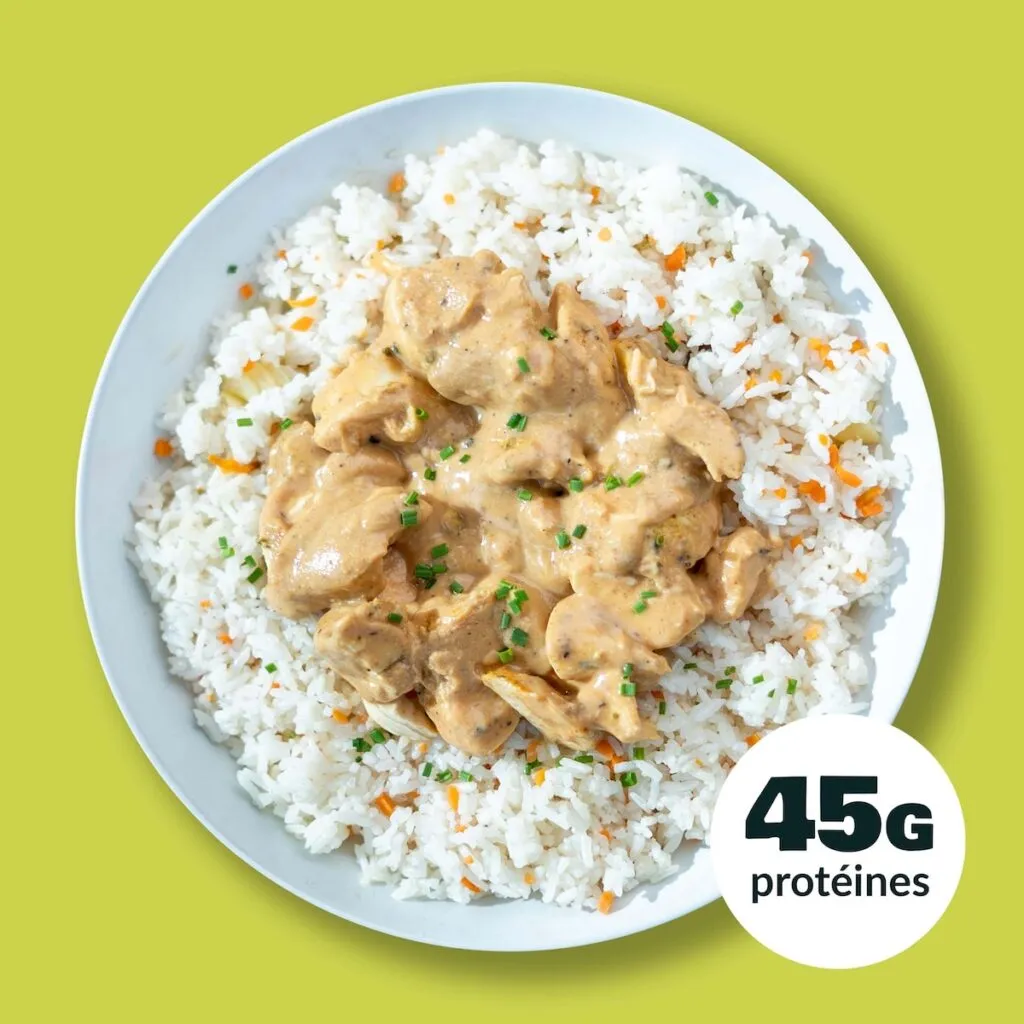 Émincé de poulet, sauce cacahuètes et son Riz Petits pois carottes